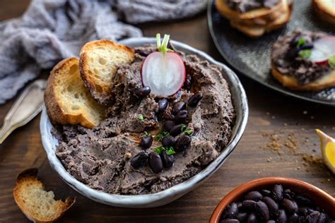 fűszeres fekete bab humusz tálalva