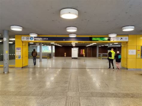 A DiétABC üzlet bejárata az Ecseri úti metróállomás közelében