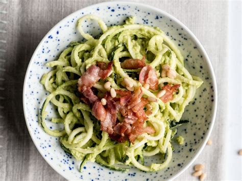 Cukkinispagetti egy tányéron
