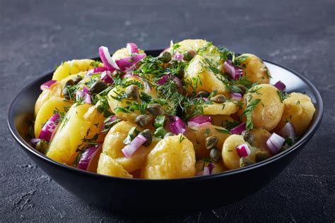 Friss nyári burgonyasaláta hozzávalókkal
