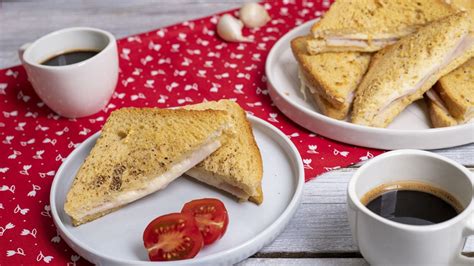 Frissen sült toast kenyér a rácson
