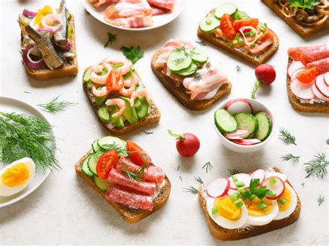 Sós toast szendvicsek tányéron