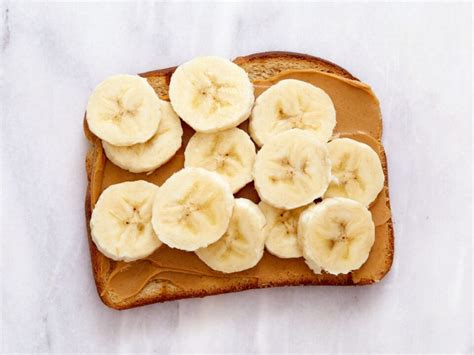 Banános-mogyoróvajas toast feltétekkel