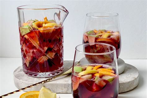 Sangria gyümölcsökkel és rosé borral