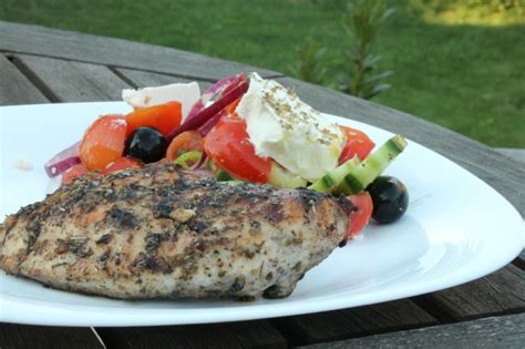 Pillangó alakúra kiterített csirke a grillen