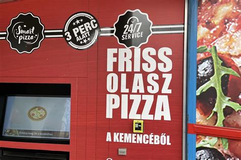 Pizzaautomata éjszakai környezetben