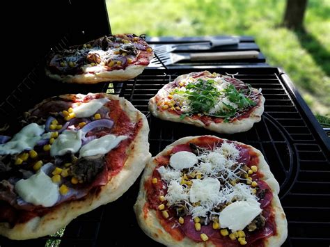 Grillezett pizza szabadtéri környezetben