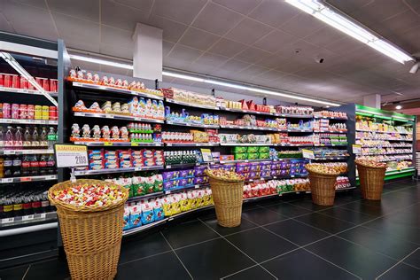 Régi magyar élelmiszerbolt belső tere, sajtokkal a pultban