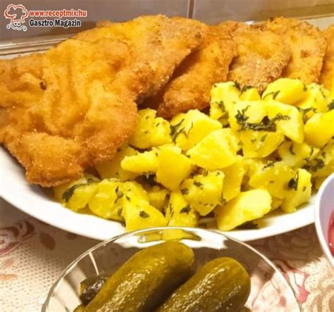egy tálalásra kész, aranybarnára sült rántott karaj szelet friss körettel