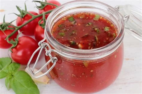 készülő paradicsomszósz egy lábasban