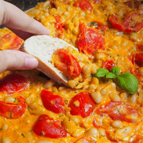 tálalt paradicsomos húsragu friss kenyérrel