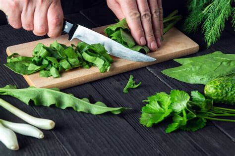 Zöldségek julienne vágási technikával előkészítve