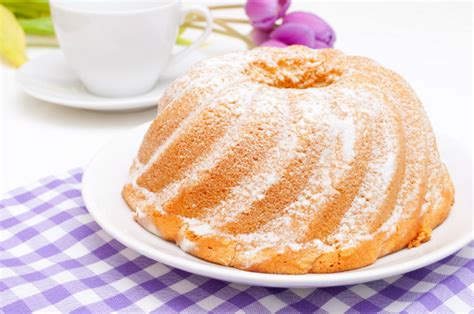 Kuglóf szelet egy csésze kávéval