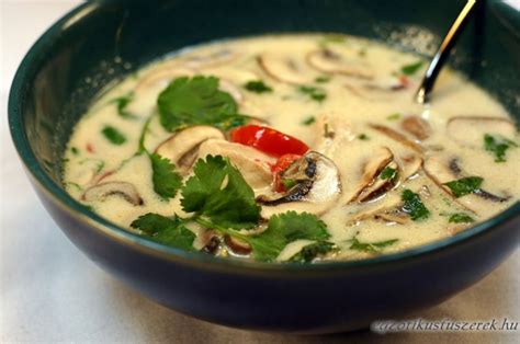 Hagyományos thai Tom Kha leves friss korianderrel és lime-mal tálalva