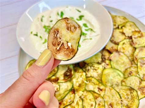 sütőben sült cukkini tócsni tálalva mártogatóssal