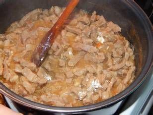 A tokány párolása fedő alatt