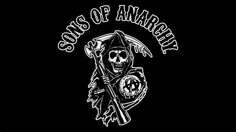 A Sons of Anarchy motoros klub logója a betonon, szimbolizálva a sorozat sötét és kemény világát