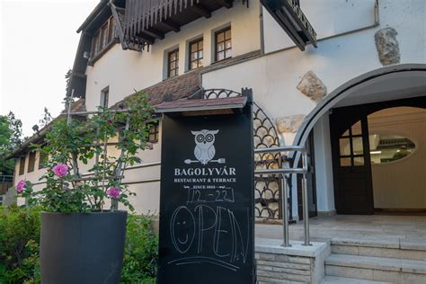 A Bagolyvár Étterem bejárata
