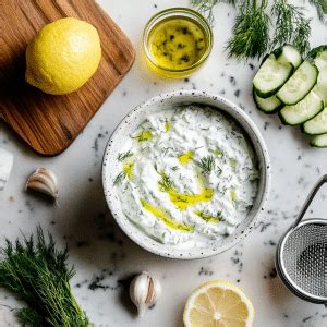 friss tzatziki tálka uborkával és mentával