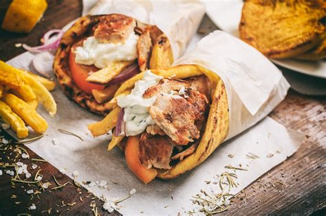 gazdagon megtöltött görög gyros pita