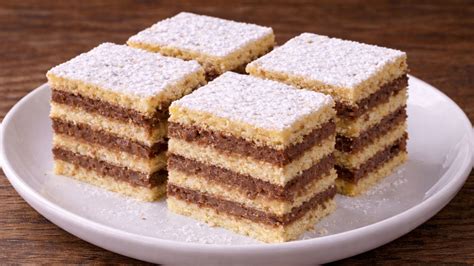 klasszikus tejszínes krémes sütemény rétegei