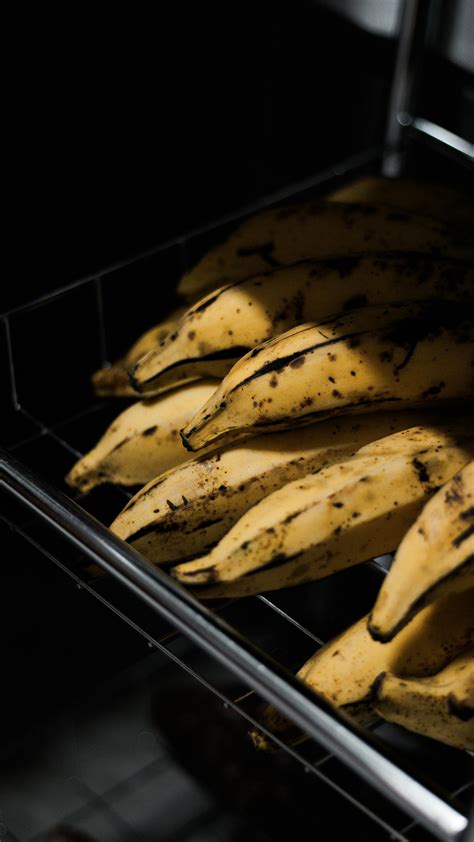 érett banánok és kókuszreszelék minimalista elrendezésben