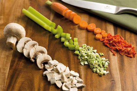 Különböző zöldségek szeletelve