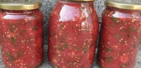 Sterilizált üvegek zöldségekkel megtöltve