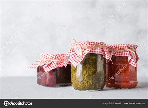 Különböző típusú savanyúságok üvegekben