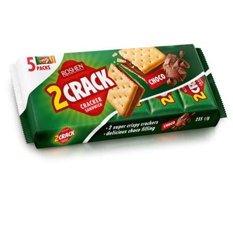 különböző formájú, karamellával töltött kekszek tálcán