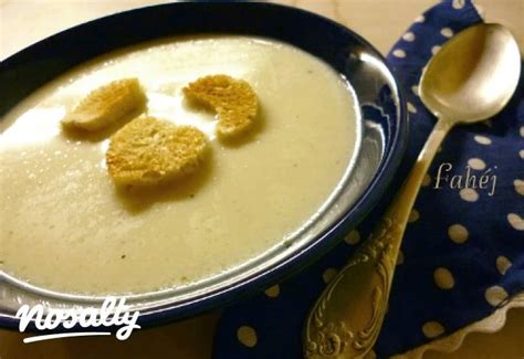 Karalábékrémleves tálalva