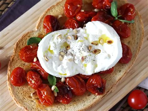 frissen sült bruschetta gombával és paradicsommal