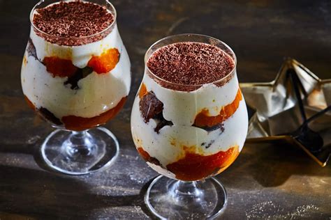 Különböző gyümölcsös tiramisu variációk