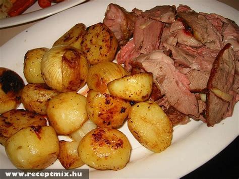 Ropogós sült krumpli és hús közelről