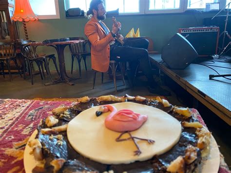 egy ízlésesen feldíszített, rózsaszín flamingós torta ünnepi asztalon
