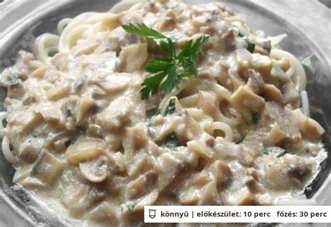 Tejszínes gombás spagetti tányérban