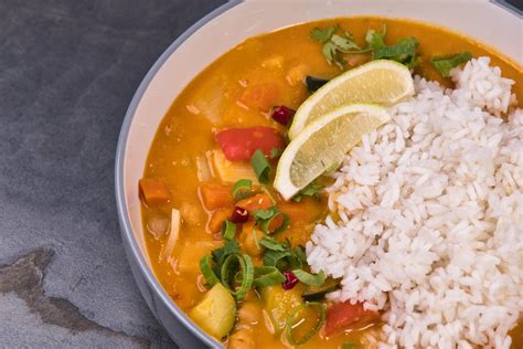 Több színű zöldséges curry tálban