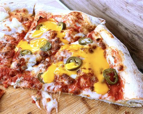 Pizzaszeletek kihelyezve egy pultban