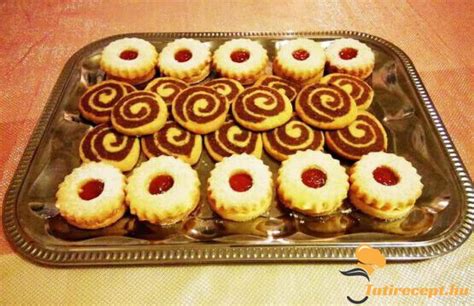 Különböző formájú linzer aprósütemények