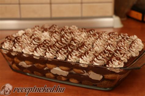 rétegzett desszert üvegtálban