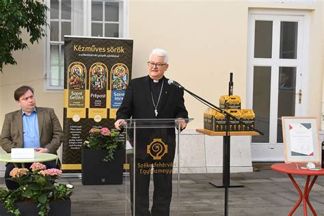 Válogatás Keszthelyi cukrászdák süteményeiből egy kávézó teraszán