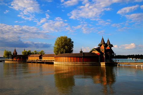 A Balaton-parti Keszthely látképe naplementekor
