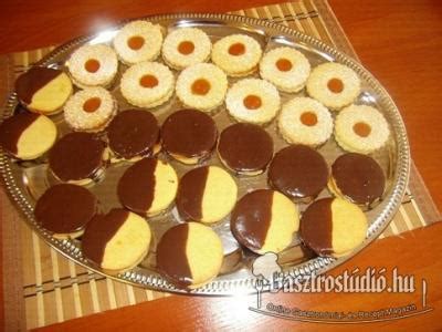 Kész, lekvárral töltött és díszített linzer karikák tálcán