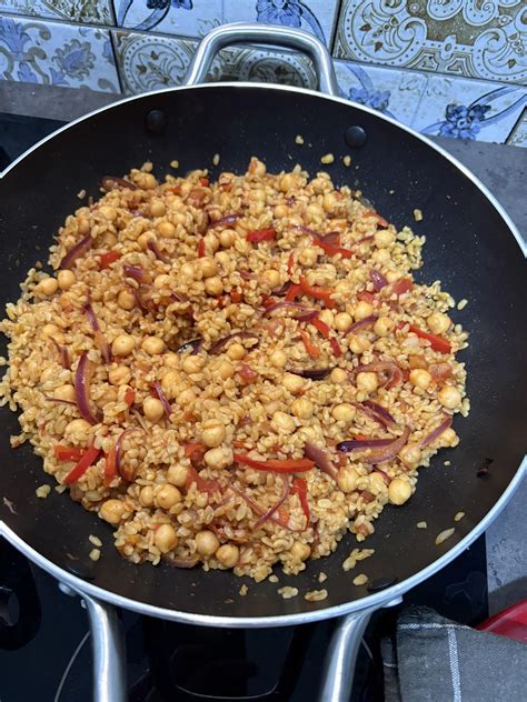 Bulgur és zöldségek a serpenyőben