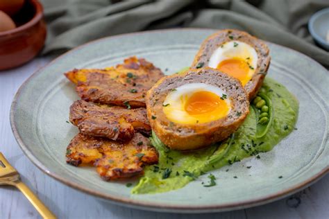 skót tojás panírozása kukoricapelyhes bundában