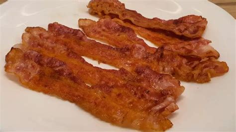 tojás és bacon sütése ramekin tálkákban