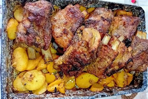Hosszú sütésű oldalas szeletelés közben, jól látható omlós textúrával