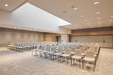 Konferenciaterem rendezvényre előkészítve