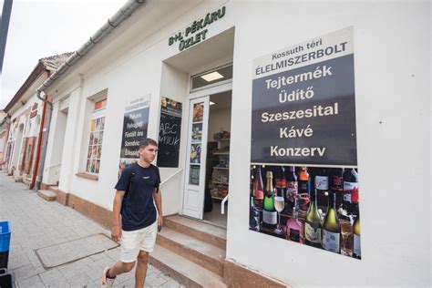 Bezárt üzlet kirakata