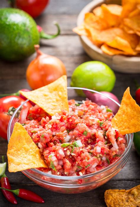 friss paradicsomos salsa tálalása nachos mellé
